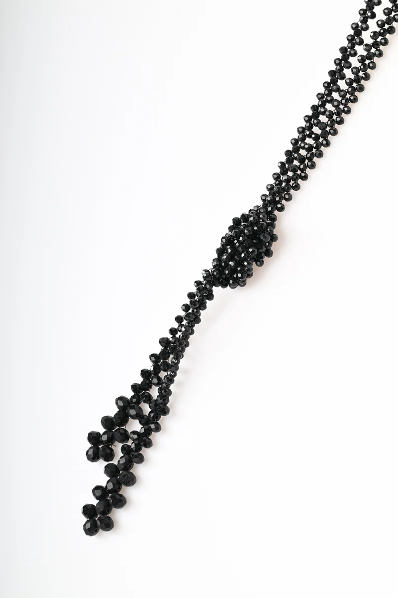 Collana lunga con perline e nodo