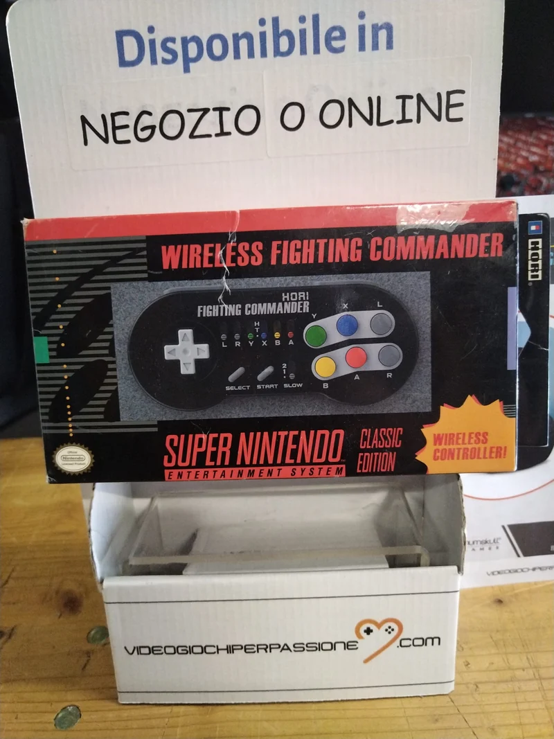 Pad per controller wireless HORI Super SNES Classic Edition Fighting Commander con licenza ufficiale Nintendo
