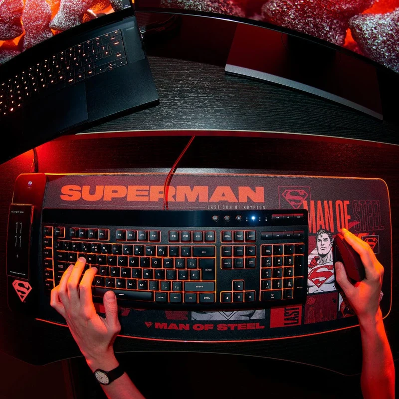 Superman - Tappetino da gioco oversize e caricabatterie per cellulare-PRE-ORDER