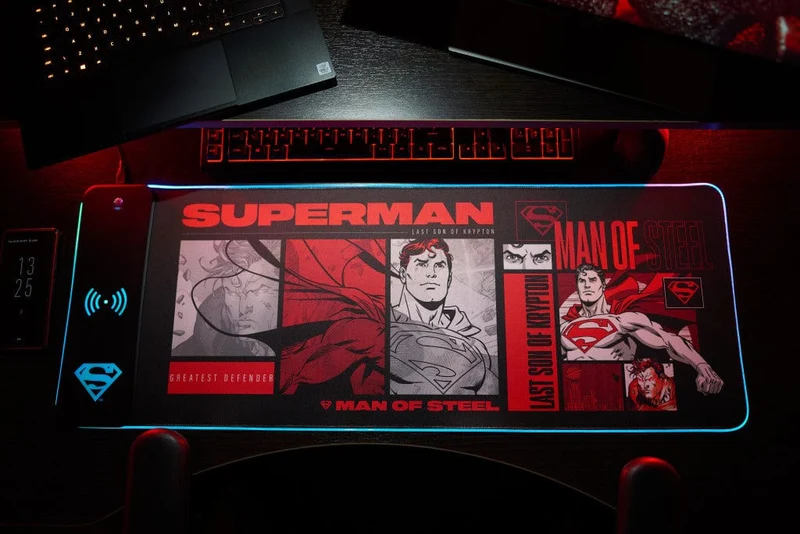 Superman - Tappetino da gioco oversize e caricabatterie per cellulare-PRE-ORDER