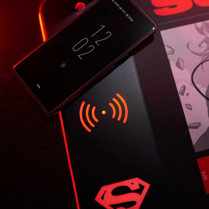 Superman - Tappetino da gioco oversize e caricabatterie per cellulare-PRE-ORDER