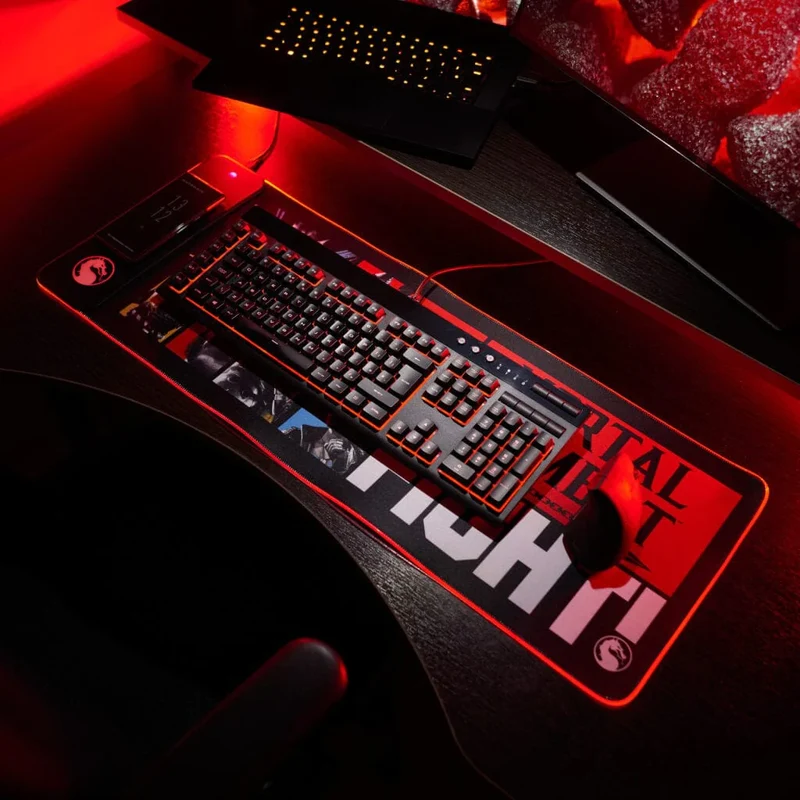 Mortal Kombat - Tappetino da gioco oversize e caricabatterie per cellulare-PRE-ORDER