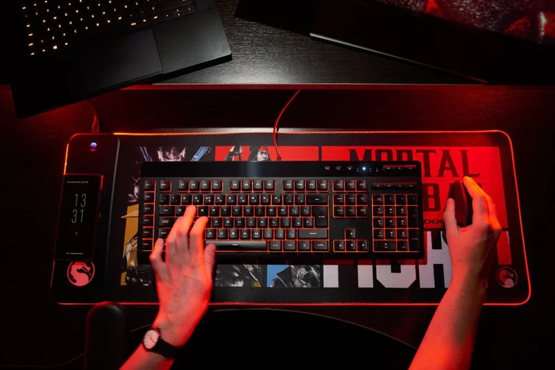 Mortal Kombat - Tappetino da gioco oversize e caricabatterie per cellulare-PRE-ORDER