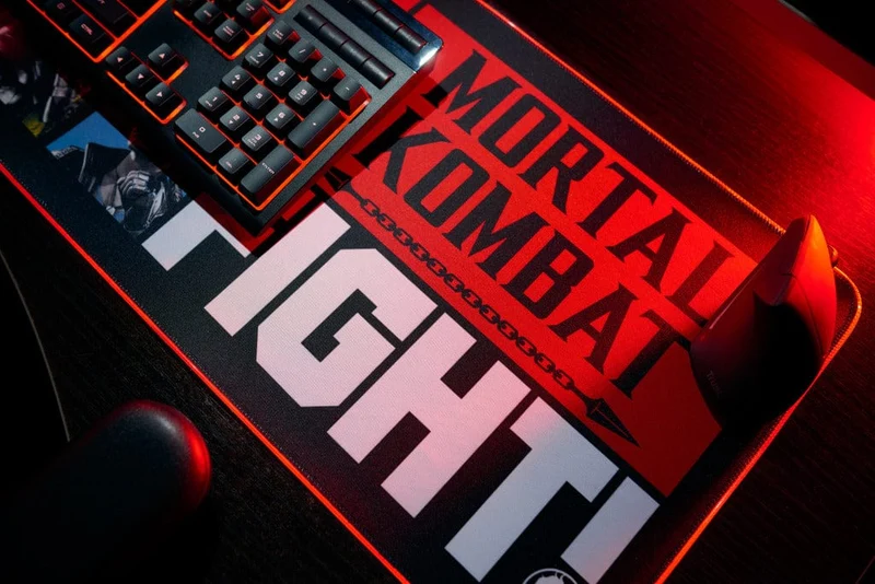 Mortal Kombat - Tappetino da gioco oversize e caricabatterie per cellulare-PRE-ORDER