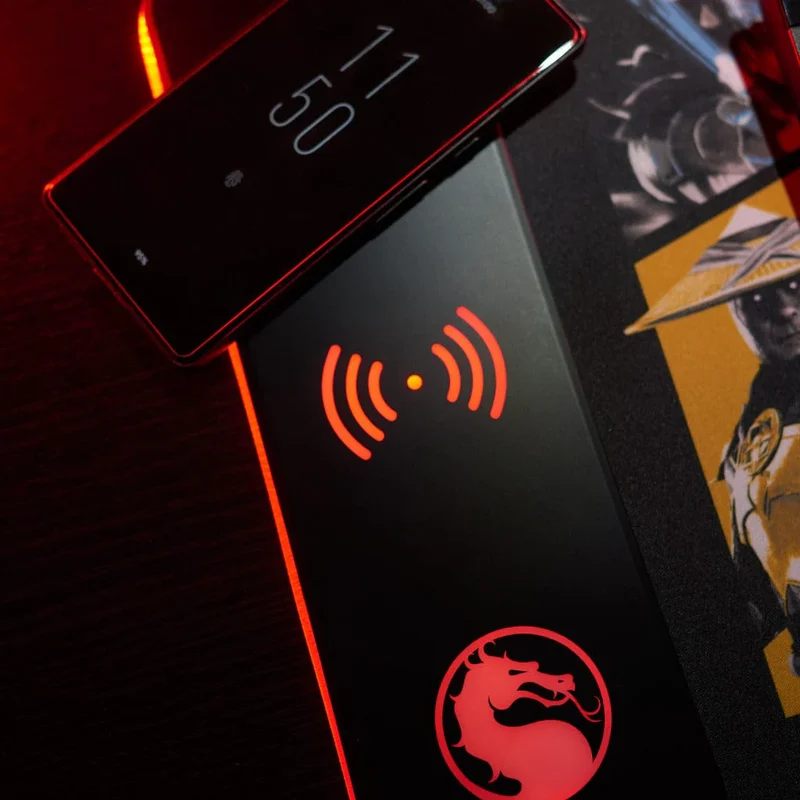 Mortal Kombat - Tappetino da gioco oversize e caricabatterie per cellulare-PRE-ORDER