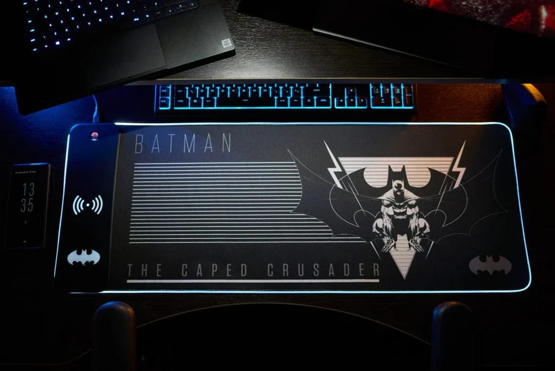 Batman - Tappetino da gioco oversize e caricabatterie per cellulare-PRE-ORDER