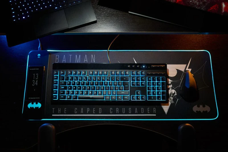 Batman - Tappetino da gioco oversize e caricabatterie per cellulare-PRE-ORDER