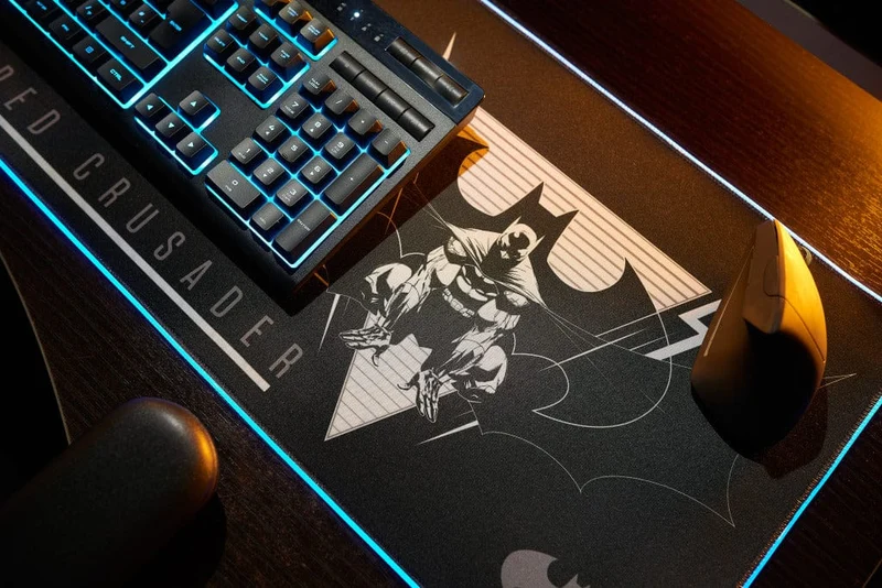 Batman - Tappetino da gioco oversize e caricabatterie per cellulare-PRE-ORDER