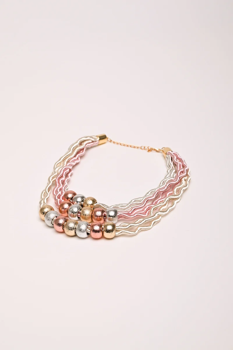 Collana con fili ondulati e perle multicolor