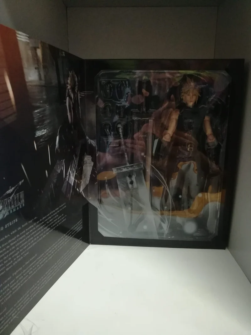 FINAL FANTASY VII REMAKE FIGURE CLOUD