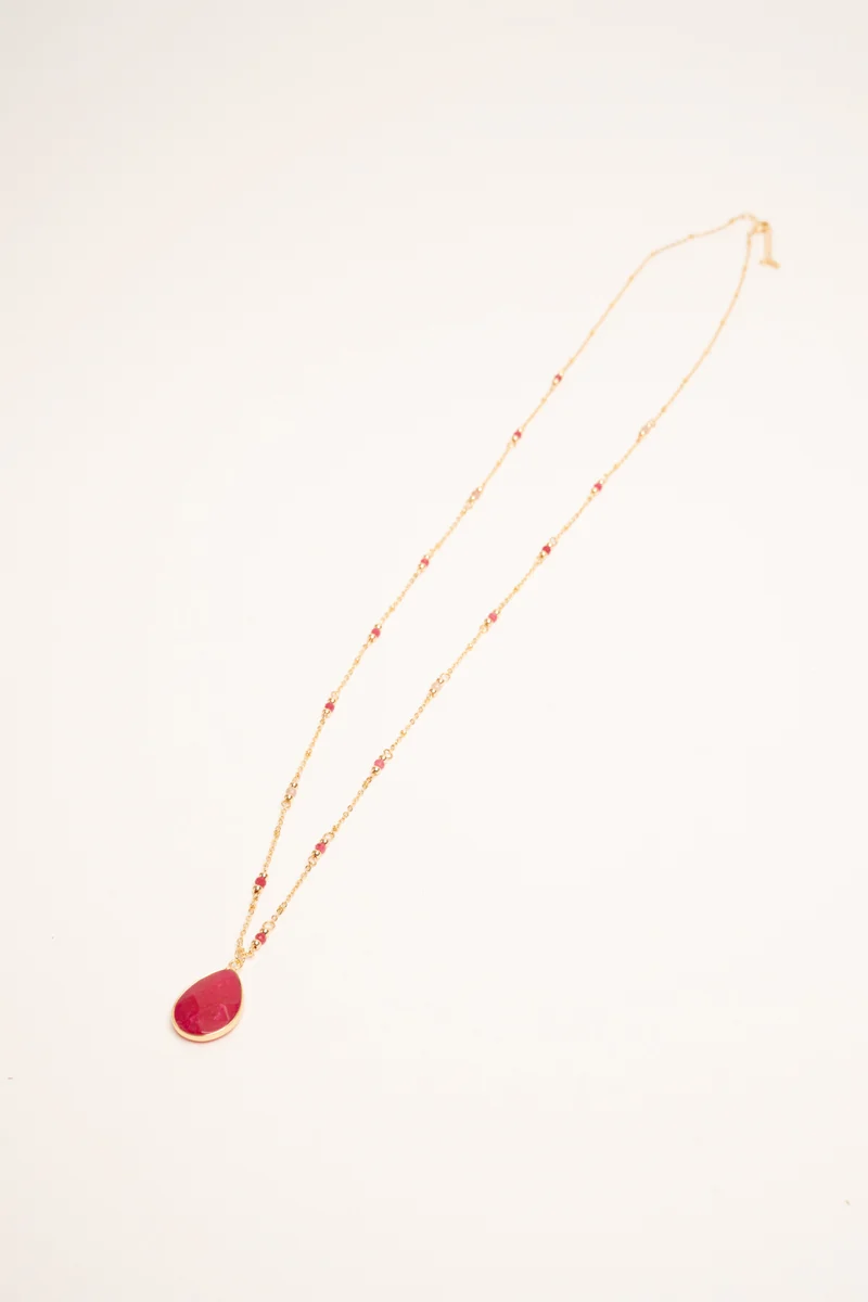 Collana con pendente a goccia fucsia