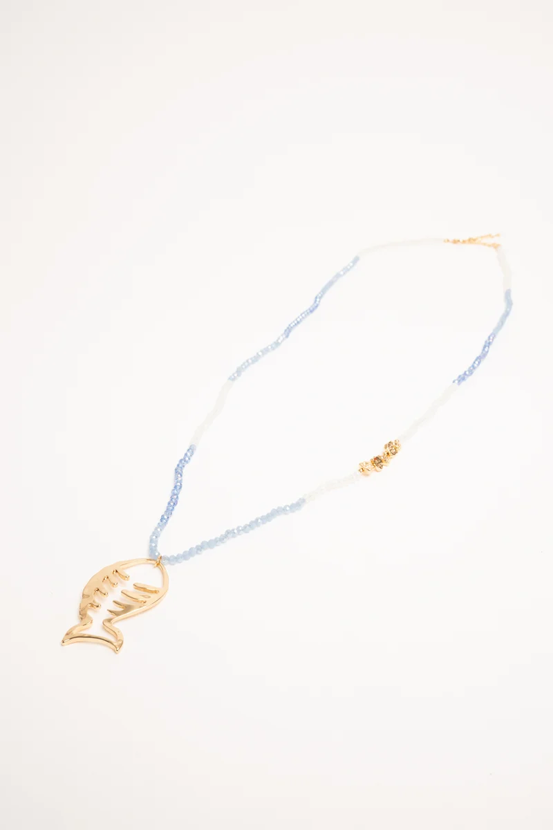 Collana con perline e pendente a pesce oro