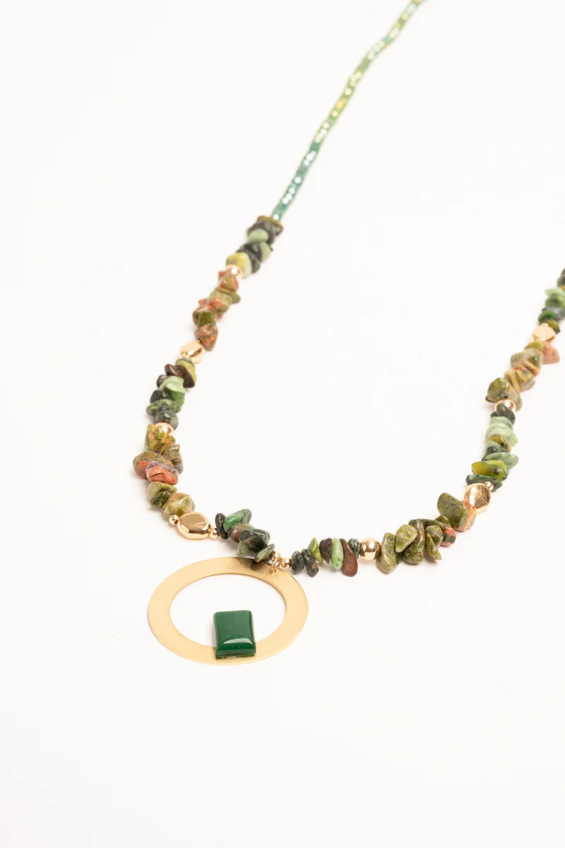 Collana con pendente a cerchio e pietra verde