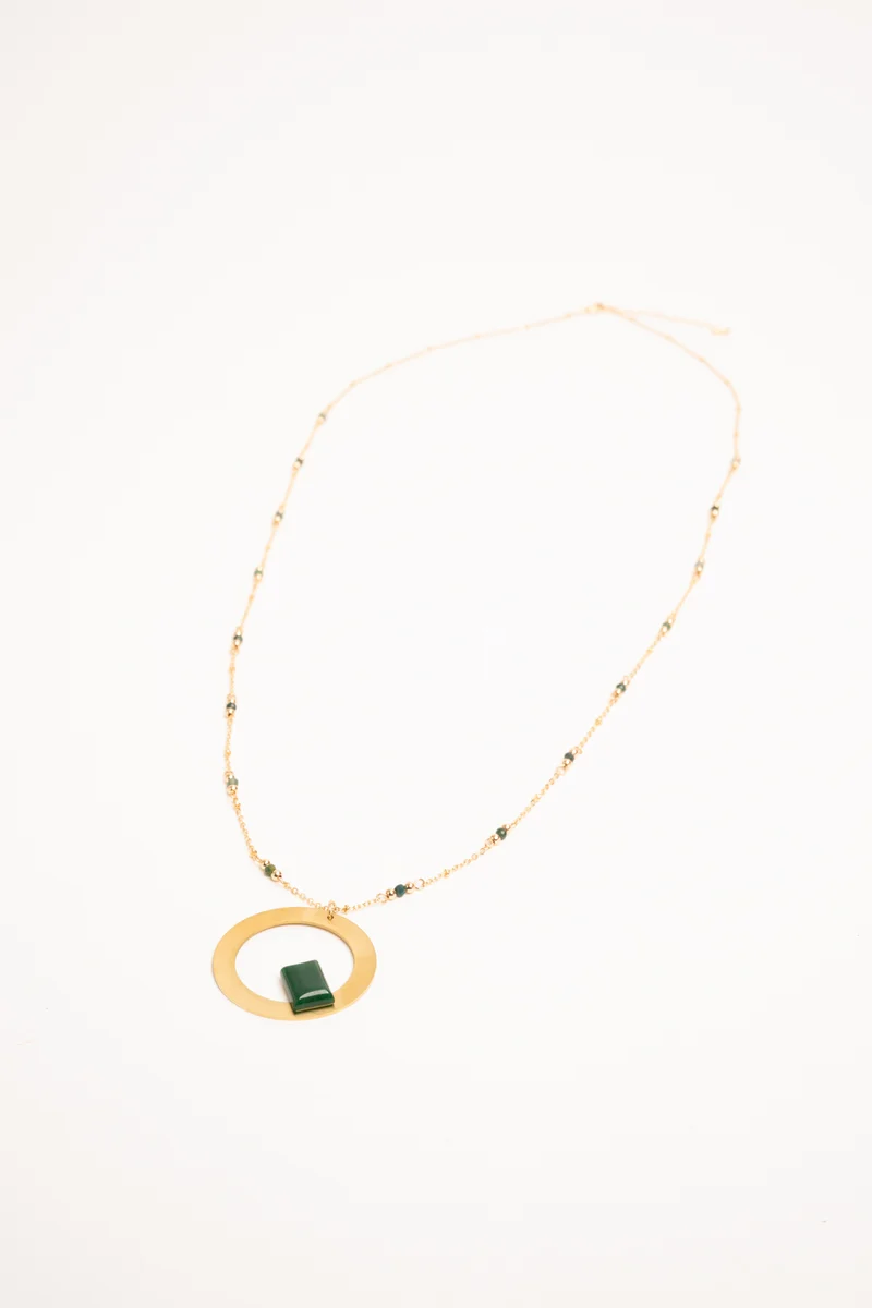 Collana con pendente a cerchio e pietra verde