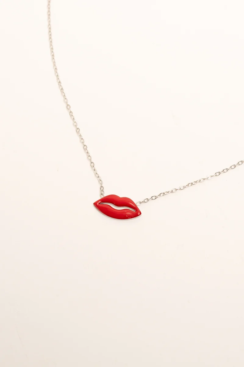 Collana con pendente a bocca rossa