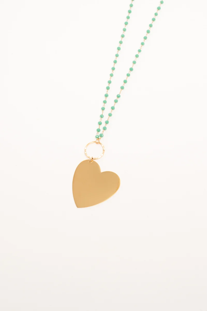 Collana con perline verde e pendente a cuore oro