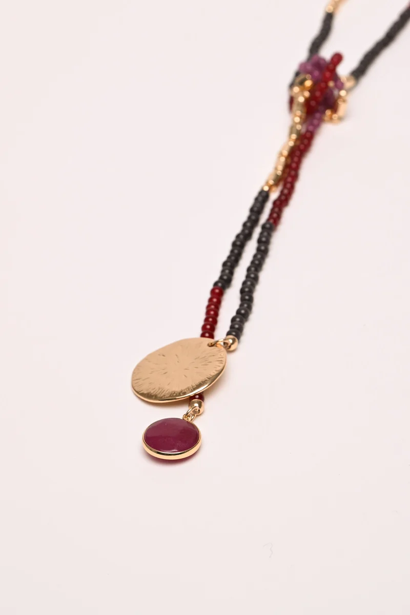 Collana lunga con perline e pendenti