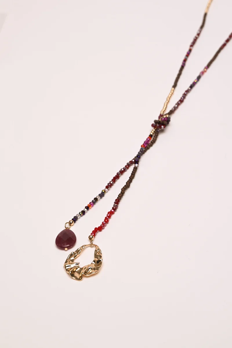 Collana lunga con perline e pendenti