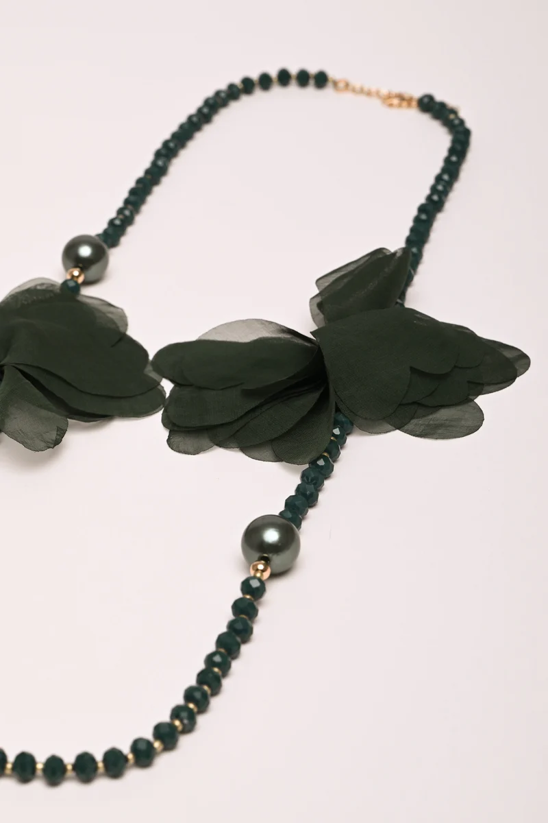 Collana con perline e fiori 3D