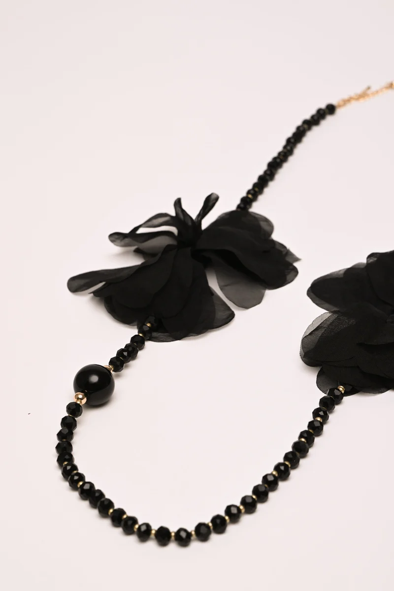 Collana con perline e fiori 3D