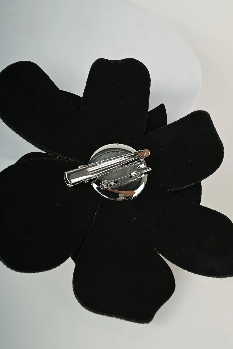 Spilla a fiore con strass