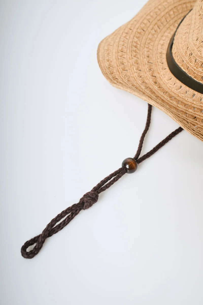 Cappello in paglia con cinturino