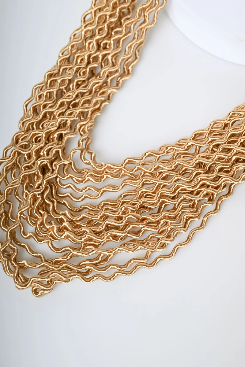 Collana con fili ondulati