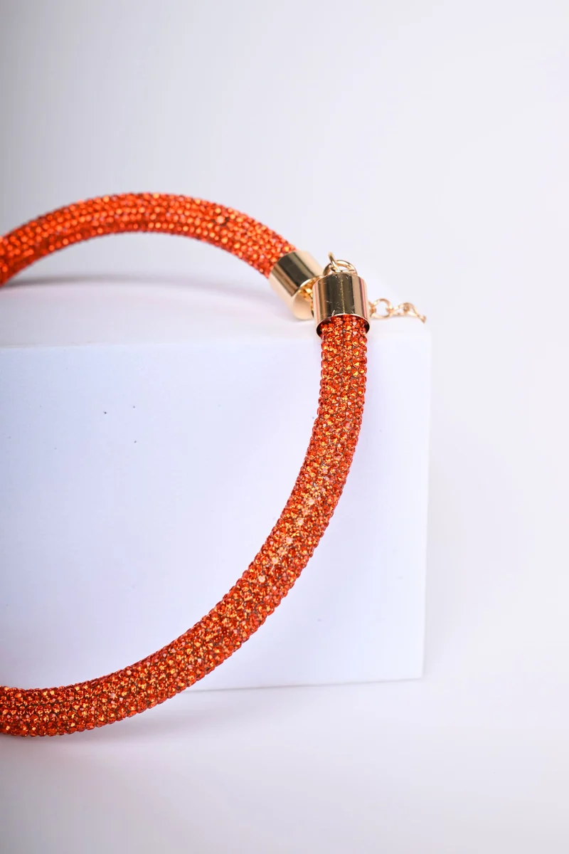 Collana rigida con strass