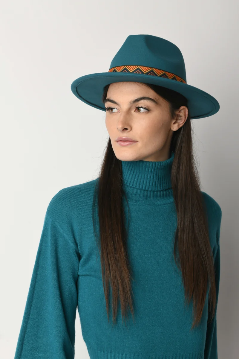 Cappello con cinturino etnico