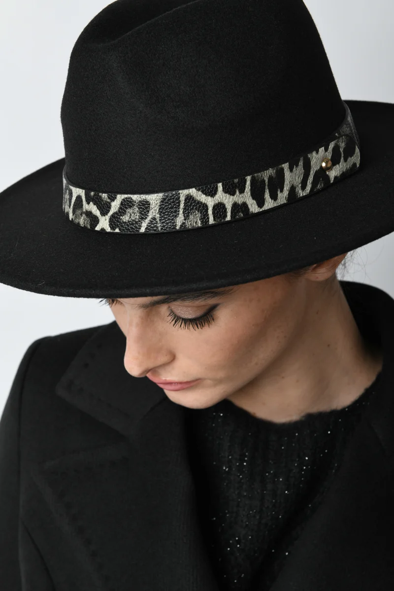 Cappello con cinturino animalier