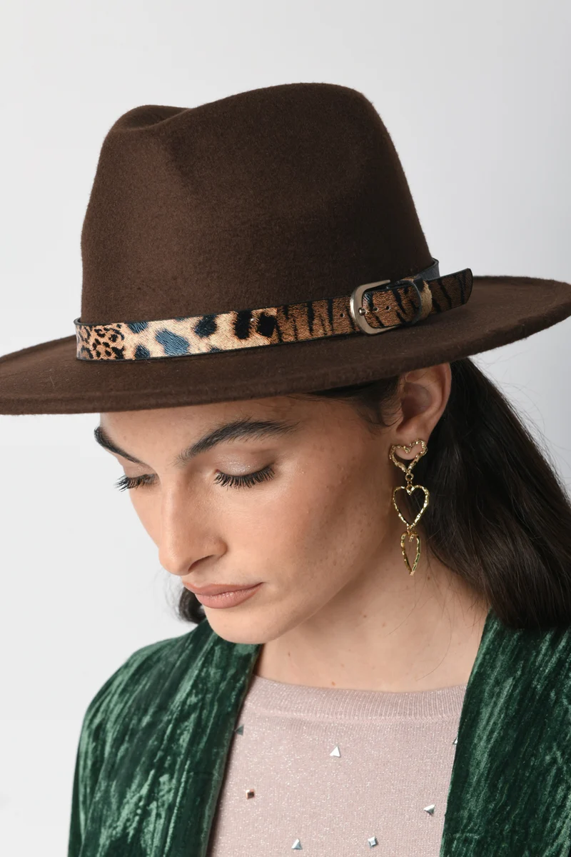 Cappello con cinturino animalier