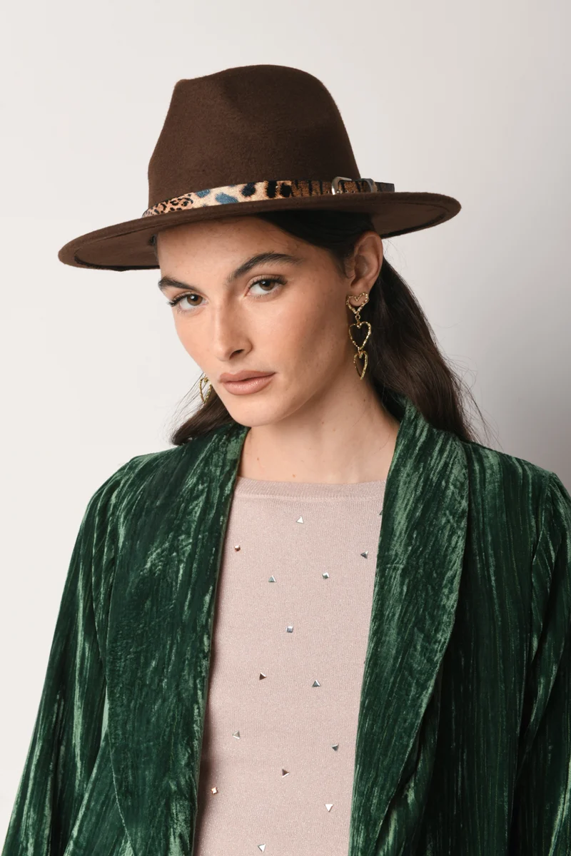 Cappello con cinturino animalier
