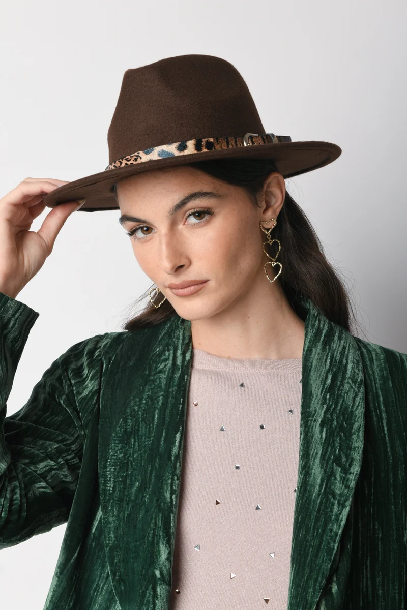 Cappello con cinturino animalier