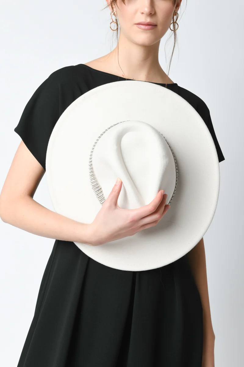 Cappello con cinturino in strass