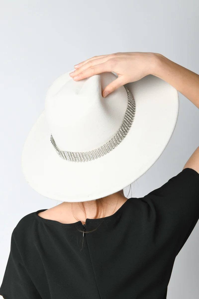 Cappello con cinturino in strass