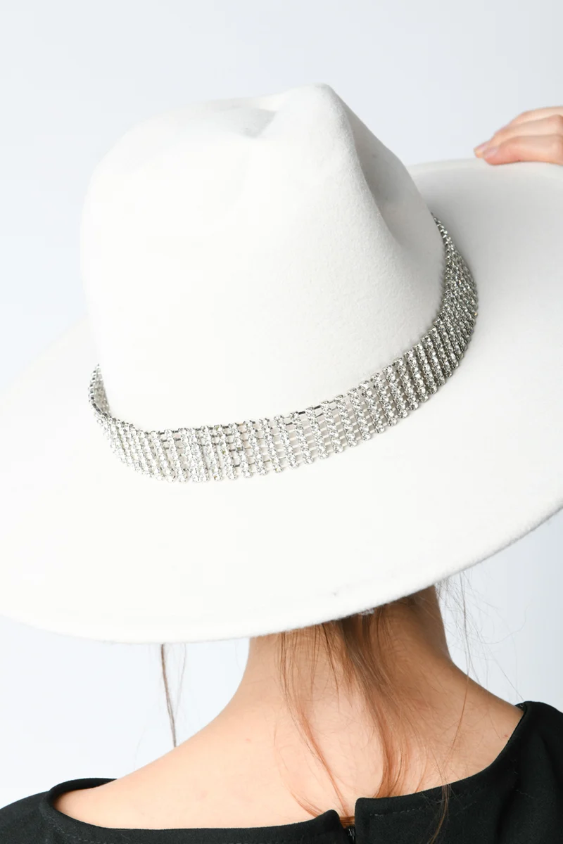 Cappello con cinturino in strass