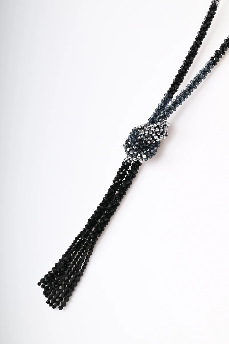 Collana lunga in perline con nodo