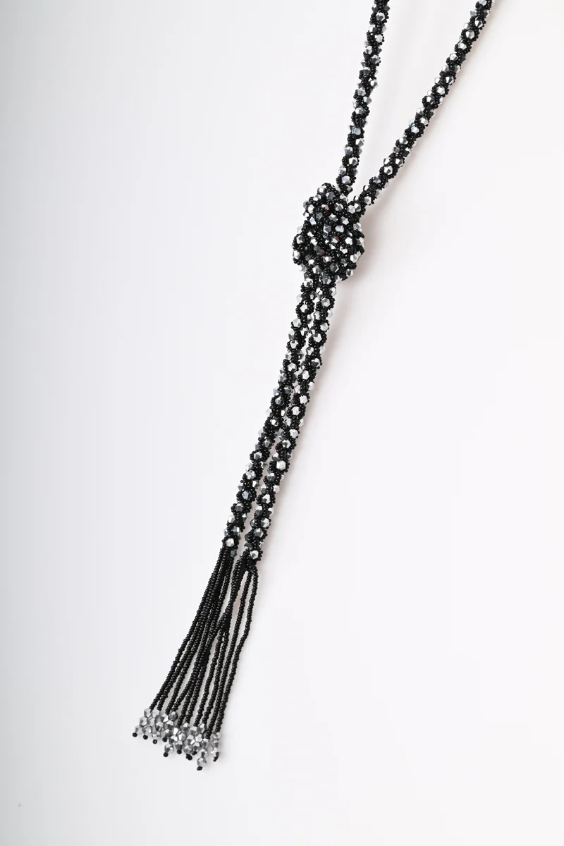 Collana lunga con nodo e frange