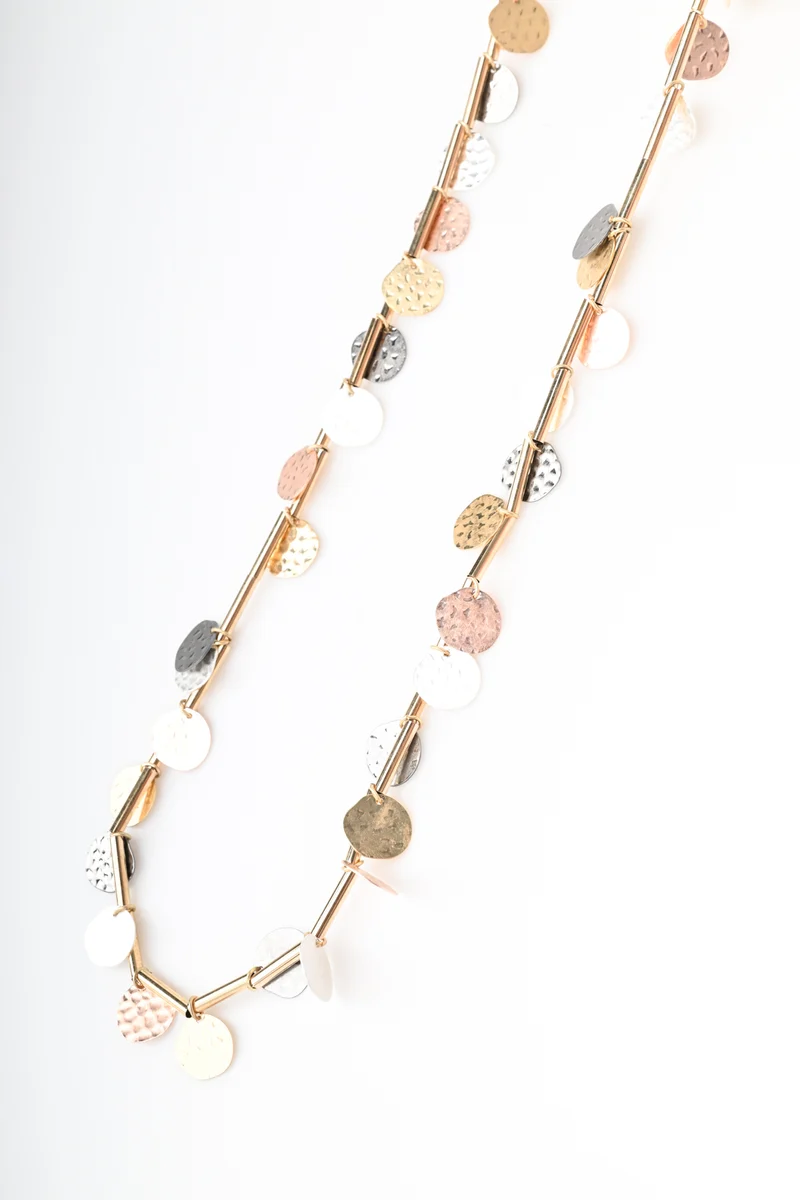 Collana lunga con decorazioni