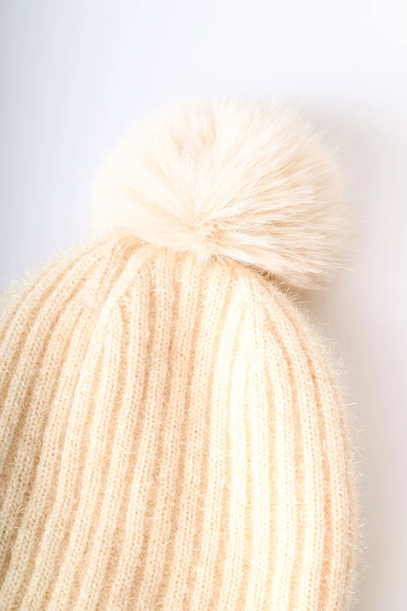 Berretto in maglia brillante con pompon