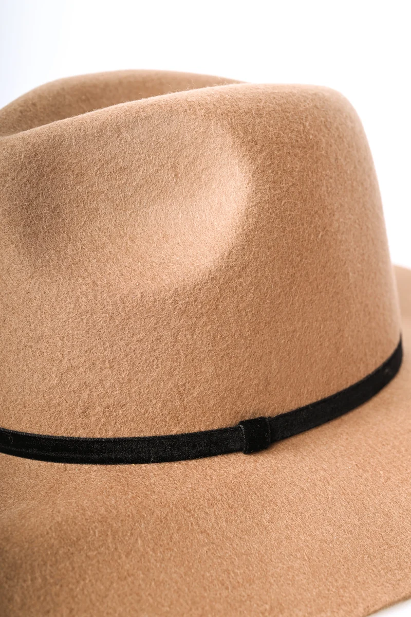 Cappello fedora a falda larga