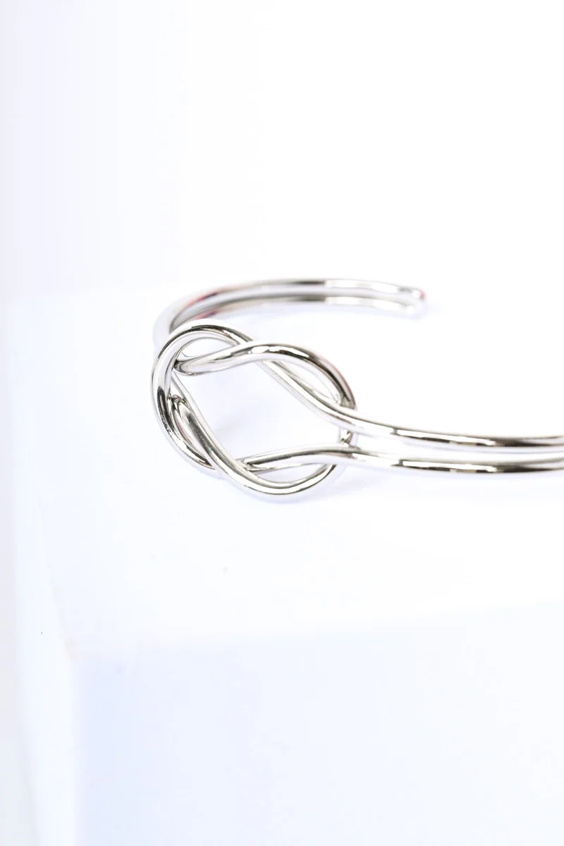Bracciale rigido con intreccio