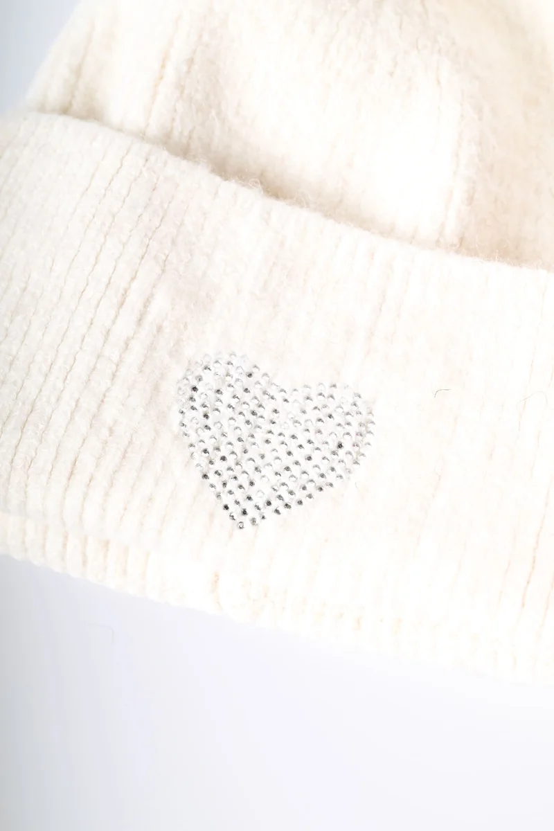 Berretto con pompon e cuore in strass