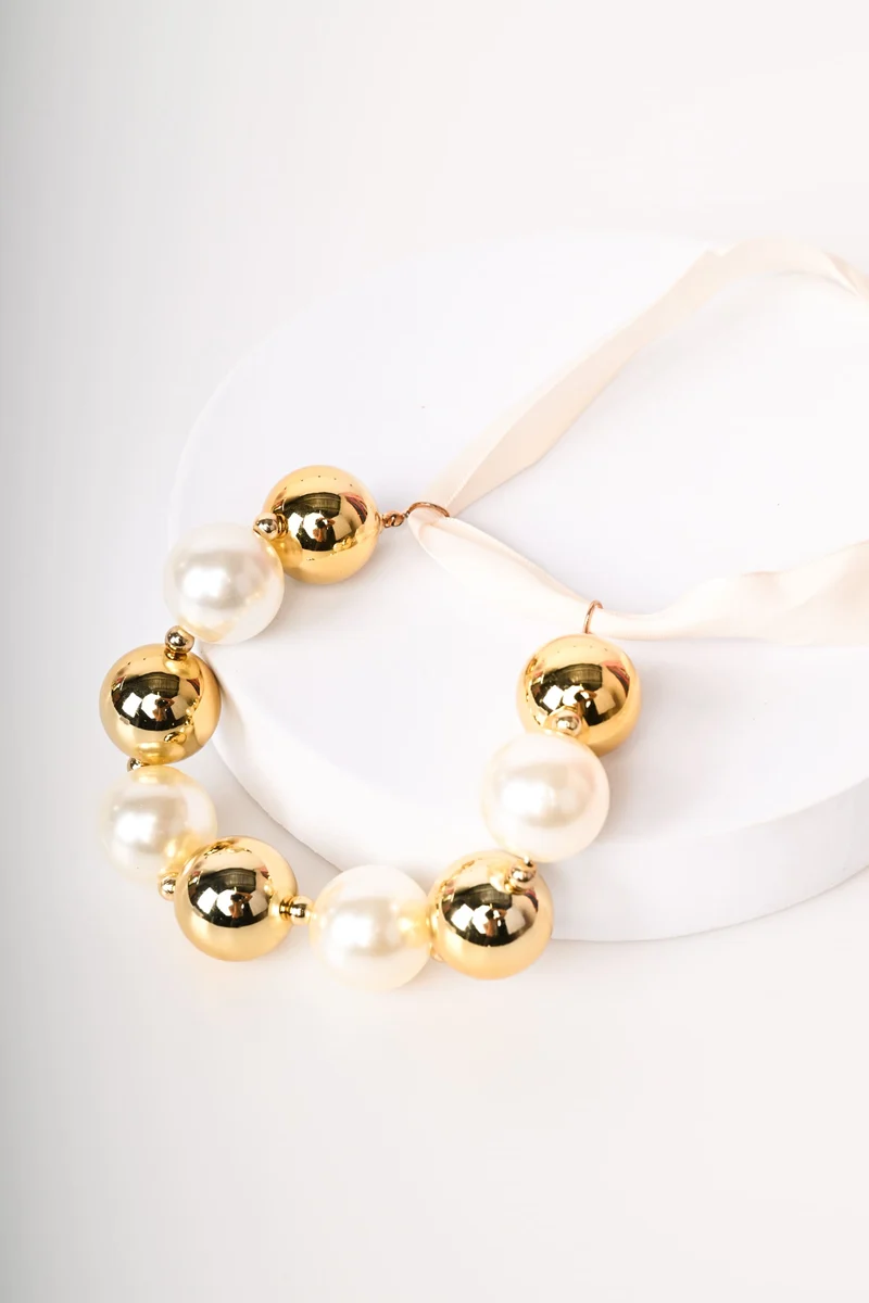 Chocker con perle e nastrino