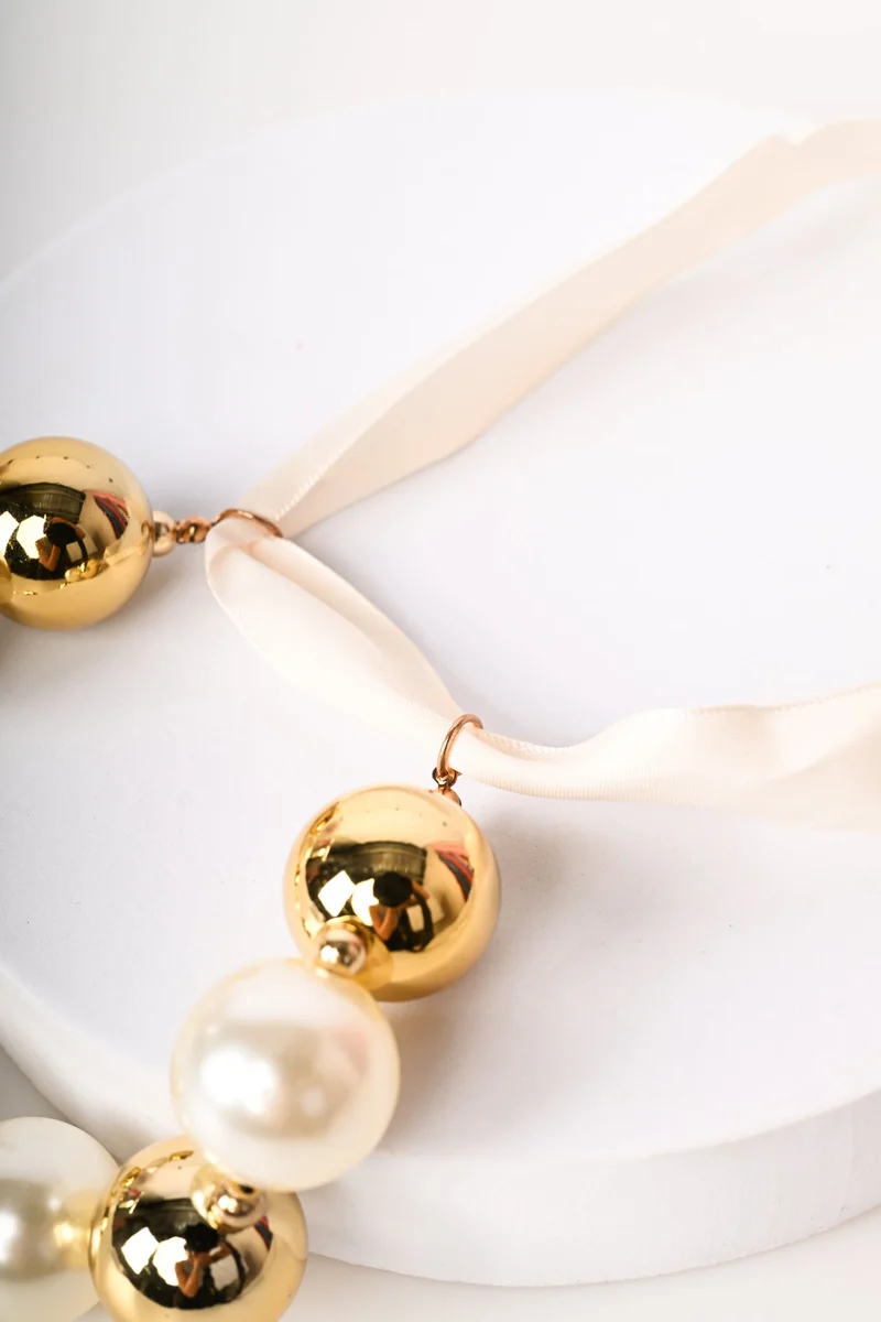 Chocker con perle e nastrino