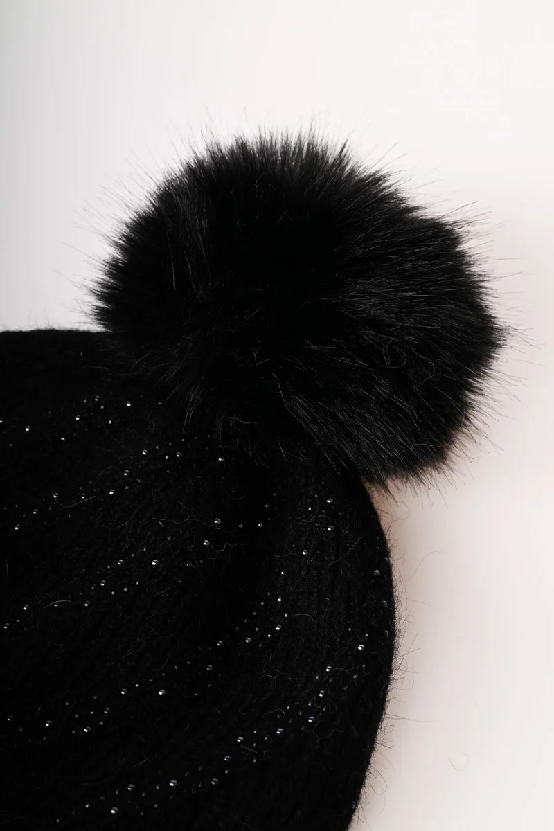 Berretto con pompon e strass